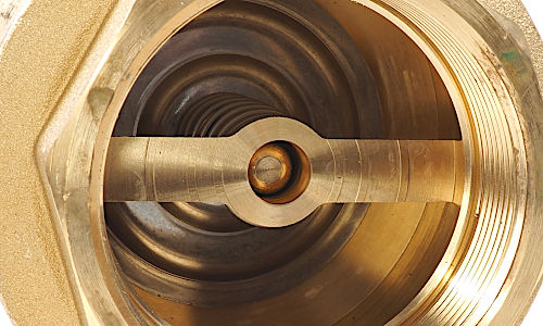 Detailaufnahme der Feder eines Messingrückschlagventils