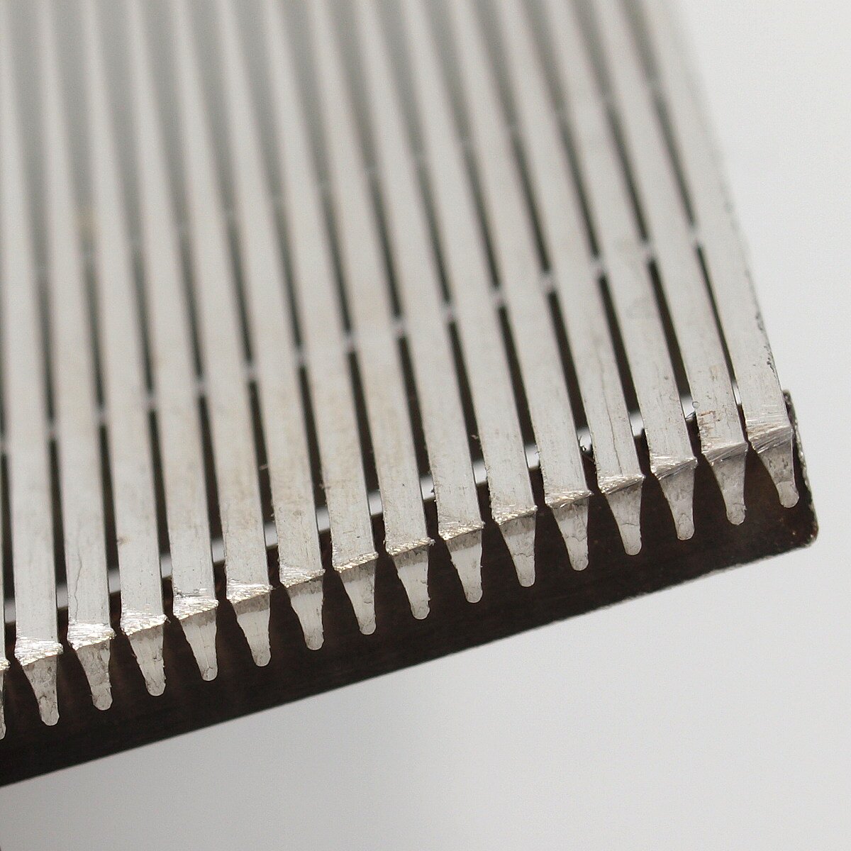 Nahaufnahme des Bogensiebes. Die Spalte zwischen den Edelstahlstreben sind gut zu erkennen.