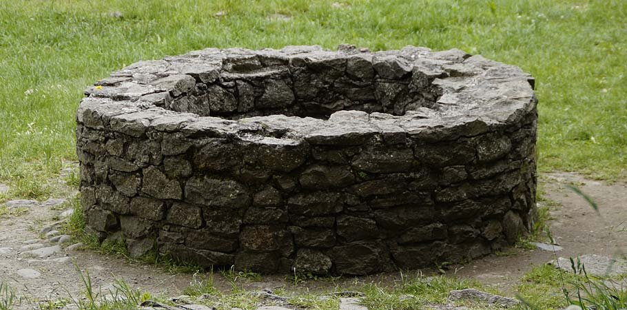 Ein Steinbrunnen aus dem Mittelalter