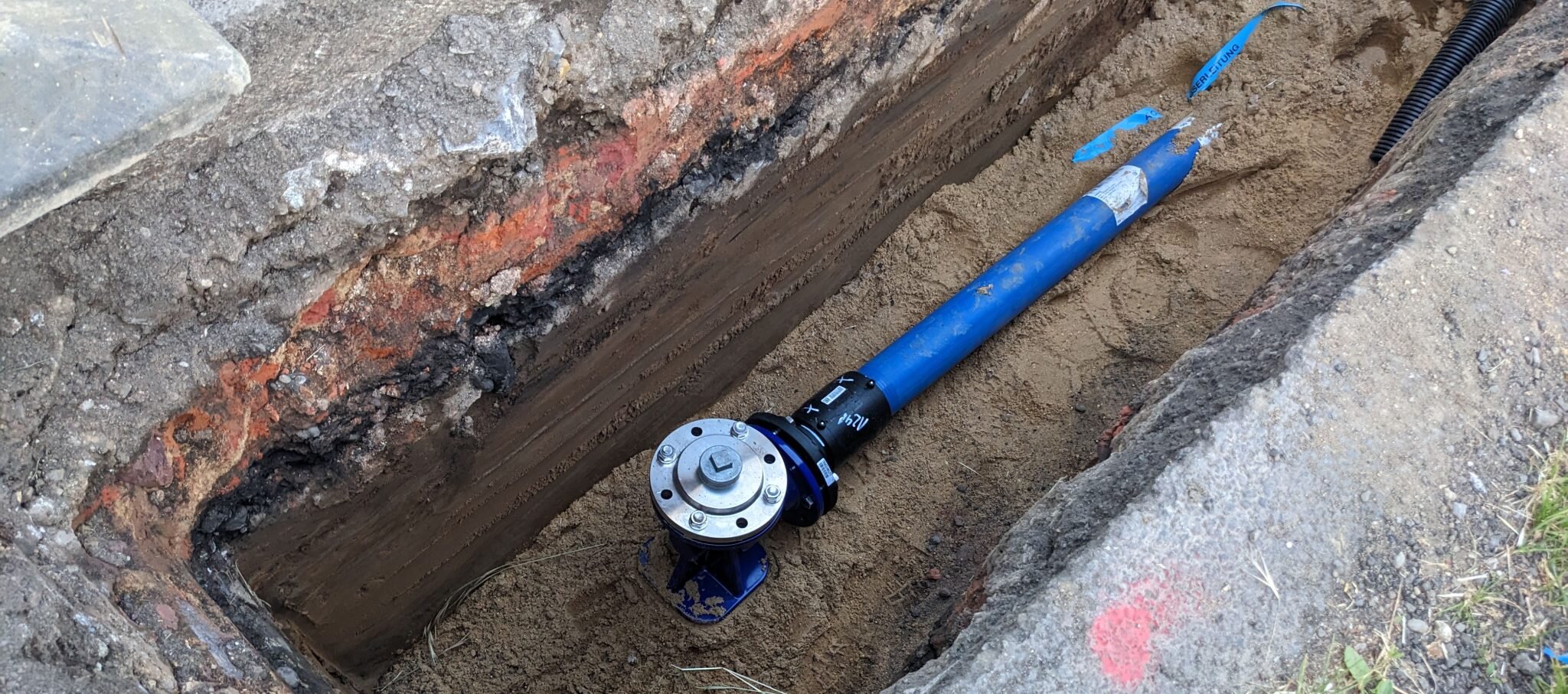 Eine Trinkwasser-Rohrleitung aus blauem Kunststoff  in...